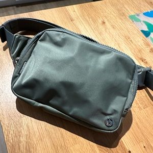 Lululemon Everywhere Belt Bag Large (2L) in Grey Sage
